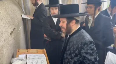 פולע ווידיאוס פון מעמד שווערע קוויטלעך בראשות כ"ק אדמו"ר מקרעטשניף כפר עטה שליט"א אין בישטינא