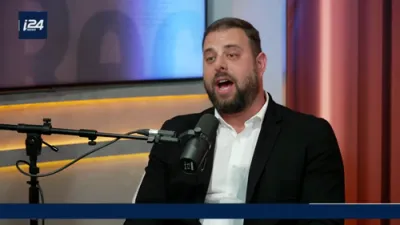 א שטורעמדיגע באשולדיגונג: א געוועזענער זיכערהייט-טשיף טענה'ט אז נתניהו גיבט נאר נאך אונטער אמעריקאנער דרוק.