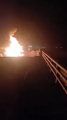 פייערדיגע אטאקע: א הויפט בריק אין איראן איז אינגאנצן חרוב געווארן נאכדעם וואס א ברענשטאף טאנקער האט אויפגעריסן מיט א מעכטיגע כח.