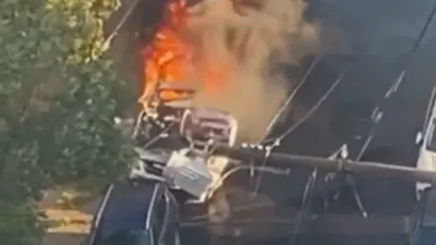 עלעקטריק פאולס זענען אומגעפאלן אויף געפארקטע קארס נאנט צו סוירף עוועניו, וואס האט אנגעמאכט א פייער און אן עלעקטריק אויסשניט.