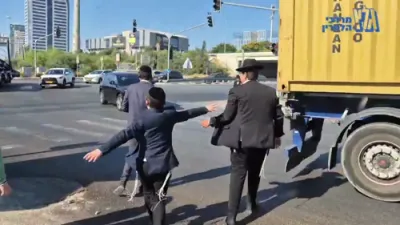 הפגנה שטערט דעם טראפיק ביי מחלוף גהה; פאליציי פארטרייבט די פראטעסטירער