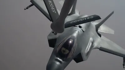 עף-35 קאמף פליגערס ווערן אנגעפילט מיט ברענשטאף אינמיטן די לופטן בשעת'ן פאטראלירן איבער'ן מיטל מזרח.