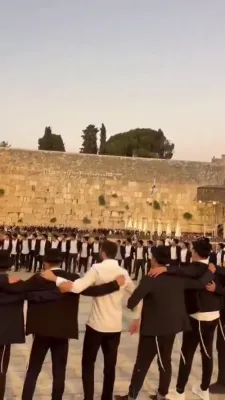 אידן זינגן ביים כותל, שטייענדיג נאנט צו תשעה באב