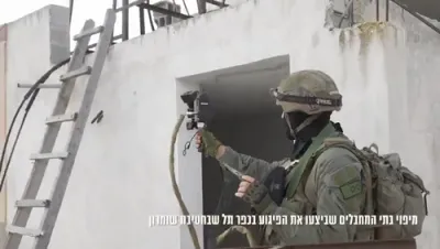 די ש"ב און די צה"ל כוחות האבן אנגעצייכנט די הייזער פון די טעראריסטן צו ווערן אומגעווארפן, נאכדעם וואס אפיצירן זענען אומגעקומען.