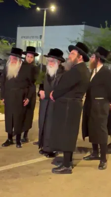 בילדער און ווידיאוס פון די פראטעסט פון חסידי גור קעגן גזירת הגיוס ביי כלא 10