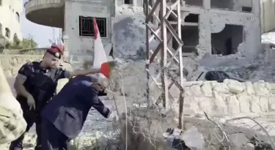 דער לבנון'ער פרעמיער מיניסטער נאוואף סאלאם הייבט אויף די לבנון'ער פאן אין דעם מלחמה-געליטענעם זוואטאר על-גארביה נאכן אפצוג פון די צה"ל כוחות.