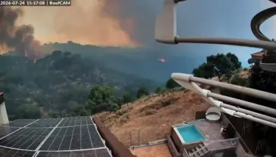 שוידערליכע ווידיאו צייגט ווי א שרעקליכע פייער בושעוועט איבער די בערג אין מאדריד פאר אכט מינוט נאכאנאנד.