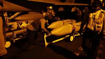 פאר ניין נעכט נאכאנאנד: אמעריקאנער דזשעטס האקן שטיקער אן קיין רחמנות פון איראן