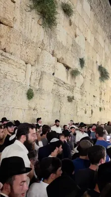 יעצט תשעה באב ביינאכט ביים כותל המערבי