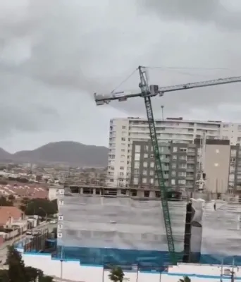 א מעכטיגע און שרעקליכע שטורעם האט באטראפן די שטאט קאקימבא אין טשילע, ווען א ריזיגע קראן איז צוזאמגעפאלן דירעקט אויף הייזער פון איינוואוינער.