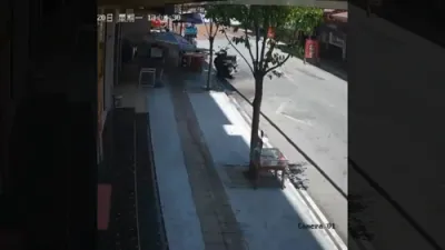 זיכערהייט קאמערעס צייגן א כאאטישע סצענע ווען פארפלייצונג וואסערן פארשווענקען גאסן און איינוואוינער אין כינע.