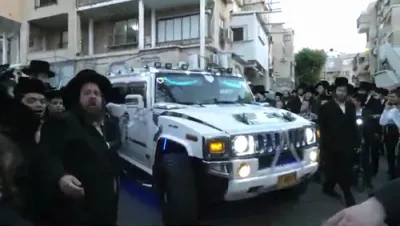 הונדערטע תושבי בני ברק ביים מקבל פנים זיין אסיר עולם התורה הבה"ח בנש"ק שמואל שמעלקא פינטער