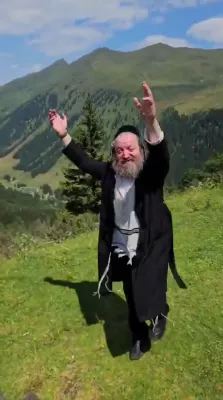 יאנקלע קארנבליט כאפט א טענצל אין עסטרייך