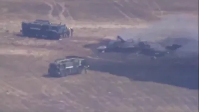 א מארין סטעלט דזשעט קראכט און גייט אויף אין פלאמען ביי א באזע אין סאן דיעגא, דער פילאט לעבט איבער.