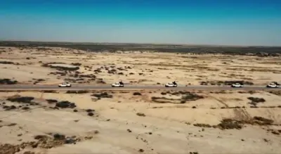 חיזבאללה אין איראק צייגט ארויס זייערע שווארצע קאמופלאזש יוניפארמען אינעם מדבר.