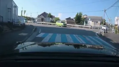 די קומאמאטא ערדציטערניש אין יאפאן ברענגט א שרעקליכע כאאס: דעשקעם פוטעדזש צייגט ווי קאנאל וואסער רייסט אויף.