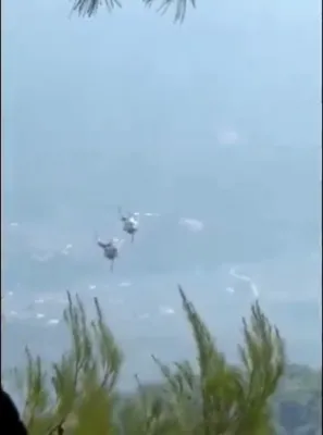 פייערלעשער העליקאפטערס קראכן צוזאם אין דער לופטן בשעת'ן באקעמפן א שריפה אין גריכנלאנד.