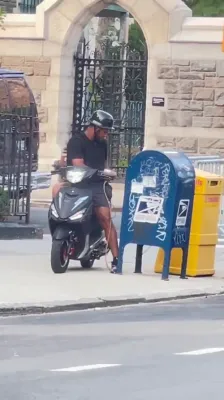 פארשוין אויף א מאפעד אויפגעכאפט אויף ווידעאו ווי ער גנב'עט פאסט פון א פאסט קעסטל אין מאנהעטן
