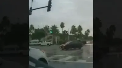 שוידערליכע ווידיאו צייגט דעם מאמענט ווען א מעכטיגע בליץ שלאגט אריין אין א בוים נעבן א פארנומענעם אינטערסעקשאן אין קליערוואטער.