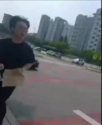 אריינגעבראכן אין באזע: אכט דרום קארעא סטודענטן פארהאלטן נאכן שטורעמען אן אמעריקאנער-דרום קארעא לופט-באזע נעבן סעאל.