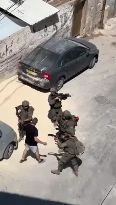 דראמאטישע ארעסט: צה"ל סאלדאטן באזייטיגן א פארשוין וואס האט זיך קעגנגעשטעלט אין קאלאנדיע.