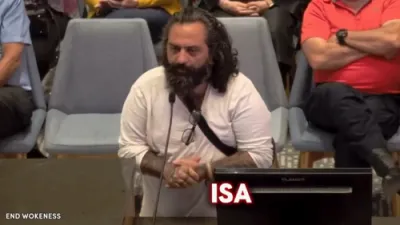 "איך בין א שאריא איבערלעבער": פליט בעט זיך קעגן א נייע איסלאמישע סענטער.