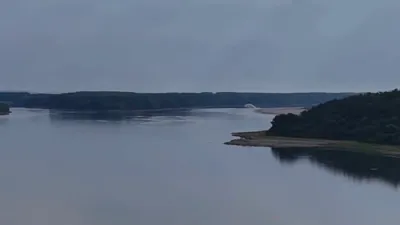 טריקעניש קריזיס צווינגט רומעניע אויפצורייסן א טייך און אריבערצופירן וואסער צו א נוקלעארע סטאנציע.