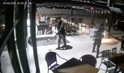 פינף מאסקירטע פארדעכטיגטע צעווארפן א רעסטוראנט אין א שיקאגא סובורב און ליידיגן אויס די רעדזשיסטערס אין מינוטן