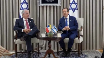 מדינת ישראל פרעזידענט לויבט אויס די שלום באורד, בשעת ער פאדערט אז כאמאס זאל זיך אנטוואפענען