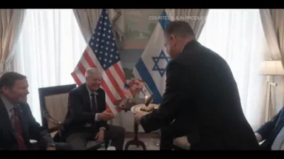 נתניהו סורפרייזט גרעהעם מיט א געבורטסטאג קעיק אין א נייע הערליכע דאקומענטארע ווידיאו.