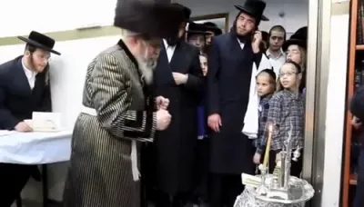 לכבוד די יארצייט: היסטארישע ווידיאו פון כ"ק אדמו"ר מקרעטשניף סיגעט זצ"ל ביי הדלקת נרות חנוכה 