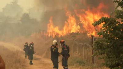 וואלד פייער כאאס אין גריכנלאנד: העליקאפטערס האבן געקראכט, קעפאלאניע עוואקואירט, און הייזער פארברענט