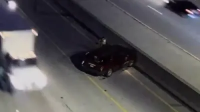 ניסימ'דיגע רעטונג: ארבעטער שפרינגט אוועק זיך צו ראטעווען ווען א קאר קראכט אריין אין אן אויטא.