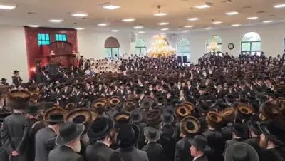 הכנסת ס"ת  אפגעראכטן געווארן אינעם גרויסן בית המדרש אין די סאטמארער איחוד באנגעלוי קאלאני, פארגעקומען מיט די השתתפות פון כ"ק אדמו"ר מסאטמאר שליט"א.