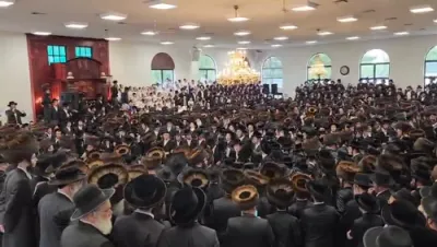 הכנסת ס"ת  אפגעראכטן געווארן אינעם גרויסן בית המדרש אין די סאטמארער איחוד באנגעלוי קאלאני, פארגעקומען מיט די השתתפות פון כ"ק אדמו"ר מסאטמאר שליט"א.