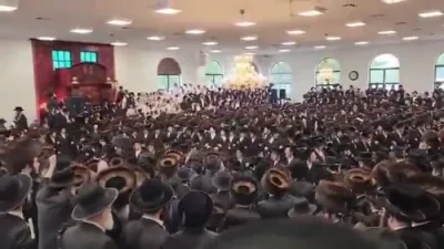 הכנסת ס"ת  אפגעראכטן געווארן אינעם גרויסן בית המדרש אין די סאטמארער איחוד באנגעלוי קאלאני, פארגעקומען מיט די השתתפות פון כ"ק אדמו"ר מסאטמאר שליט"א.