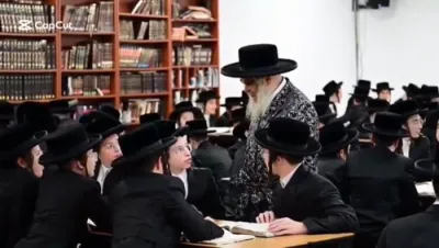 כ"ק אדמו"ר מסאטמאר ביים באזוכן די בחורים אין קעמפ.
