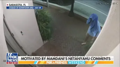 מאן וואס האט צעבראכן א שול פענסטער באשולדיגט 'פראפאגאנדע' וואס ער האט געזען אויפן אינטערנעט.