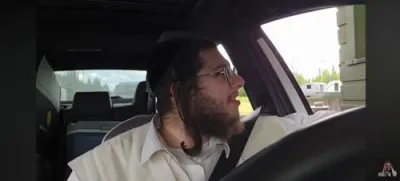אברהם שווארץ לייגט תפלין פאר א אידישע סעקיורעטי גיי