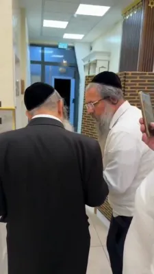 הרב ר' שלום ארוש שליט"א ביים קלאפן מזוזה ביי קהילת אבני החושן.