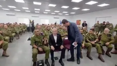 זעט: צה"ל סאלדאטן הייבן אן זינגען א הארציגע ליד לכבוד נתניהו.