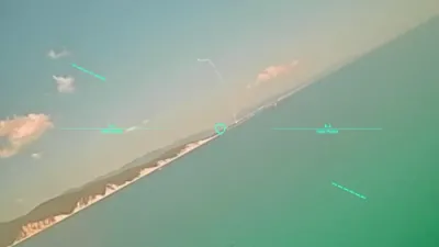 אוקריינא דראונס אטאקירן 12 רוסישע טאנקער שיפן אין איין וואך אין רוסלאנד.
