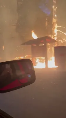 שרעקליכע ווידיאו צייגט פלאמען און ברענענדיגע הייזער ווי א משפחה אנטלויפט פון א קאנאדע וואלד פייער.