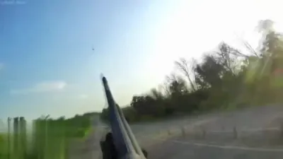 לעצטע סעקונדע נס: סאלדאט שיסט אראפ א FPV דראון ממש פאר עס קראכט אריין