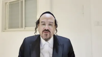 א הערליכע מעשה "פון הרה"ק מסאטמאר זי"ע יא"צ כ"ו מנחם אב" - דורך הרב אליהו שווארץ ביים שיעור עמוד היומי 'דרשו' מסכת יומא דף נד