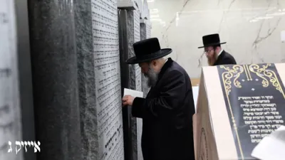 האדמו"ר מבאבוב - 45 ביים מתתפלל זיין ביים ציון פון הרה"ק מסאטמאר זי"ע לרגל ההילולא.