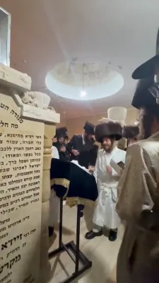 ערשטע בילדער און פון כ"ק אדמו"ר מקרעטשניף כפר עטה שליט"א ביים ציון פון אביב הרה"ק מקרעטשניף סיגעט זצ"ל.