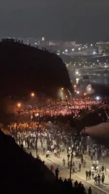 שפאניע גרייט זיך פאר א צווייטע כוואליע בשעת מאסן מאראקאנער אימיגראנטן פארזאמלען זיך ביים סעוטא גרעניץ צוים