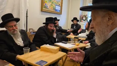 כ"ק אדמו"ר מליסקא שליט"א ביים מנחם אבל זיין  אצל הגה"צ רבי אפרים ראזען שליט"א דומ"ץ טארטיקוב אויף די פטירה פון ע"ה