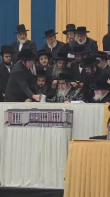 ווידעא פון די מעמד הנחת אבן הפינה פאר די סאטמארע אינגל קעמפ בראשות כ"ק אדמו"ר מסאטמאר שליט"א.